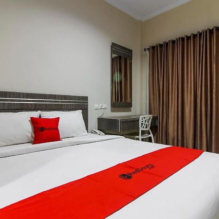 Reddoorz Plus Syariah @ Jalan Sriwijaya メダン エクステリア 写真