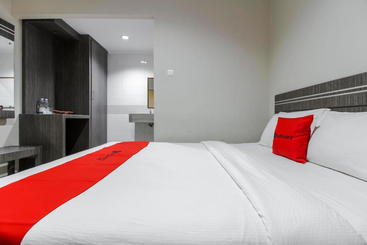 Reddoorz Plus Syariah @ Jalan Sriwijaya メダン エクステリア 写真