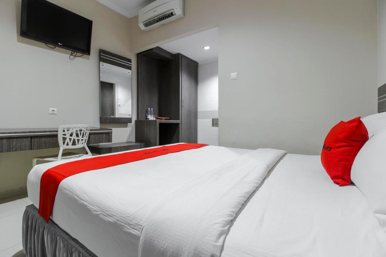 Reddoorz Plus Syariah @ Jalan Sriwijaya メダン エクステリア 写真
